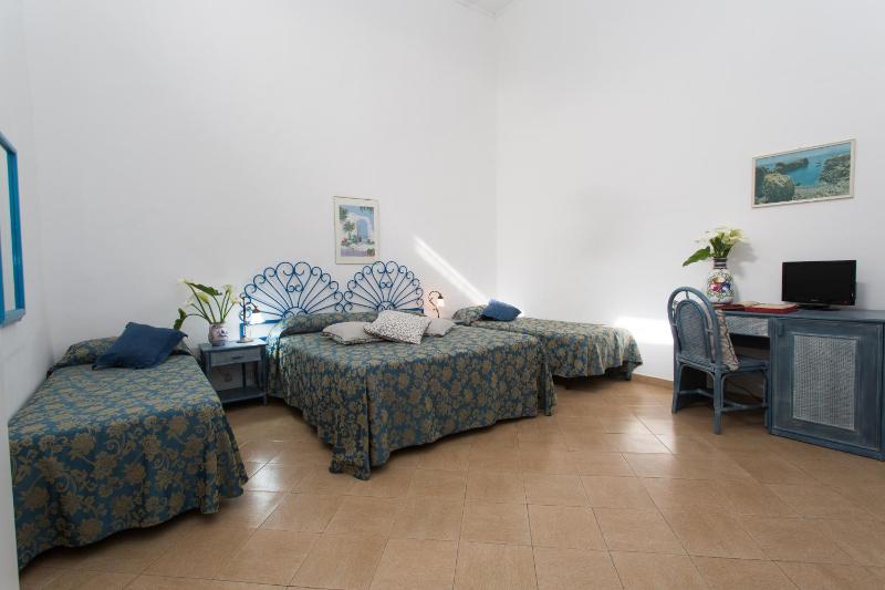 Economy Quadruple Room image 3