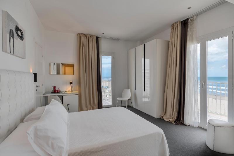 Family Room with Sea View image 3