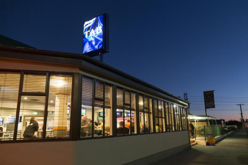 Racecourse Hotel and Motor Lodge - image 9