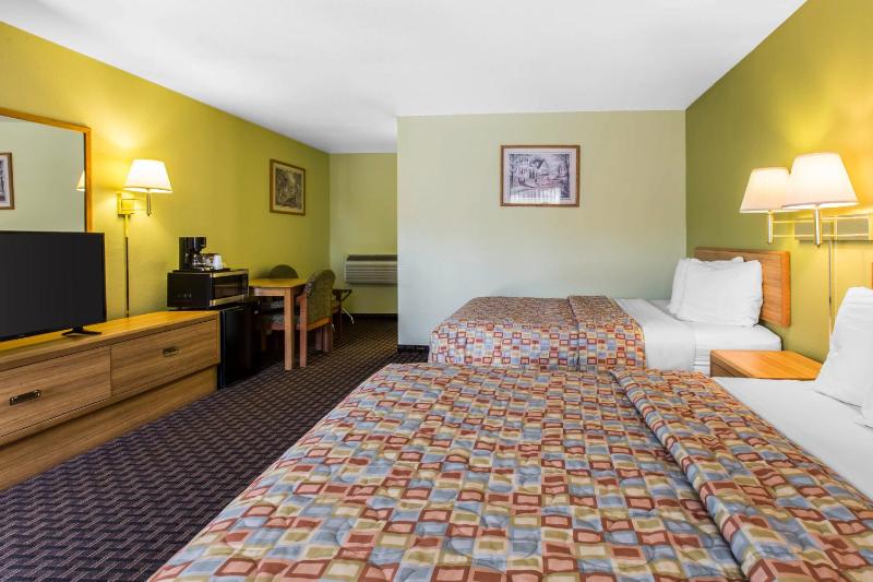 Deluxe Queen Room with Two Queen Beds - No pets image 4