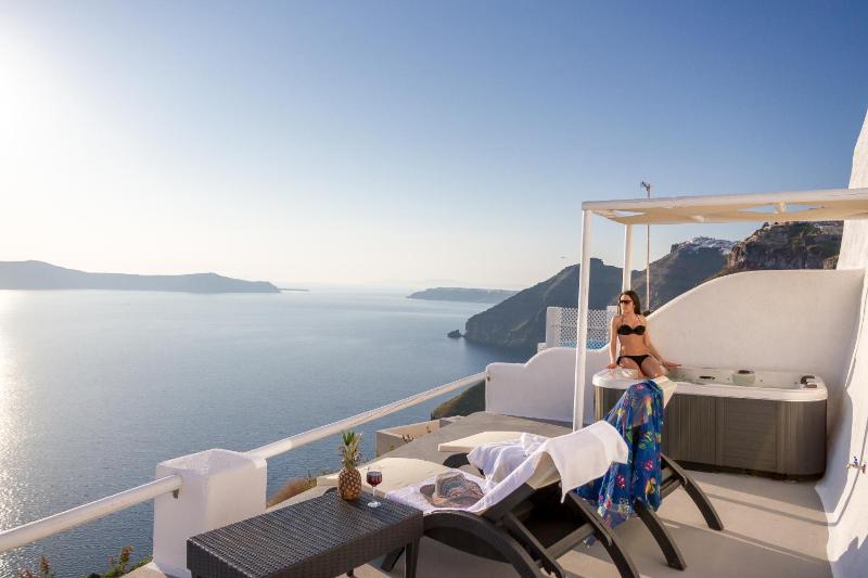 Deluxe Sea Suite with Hot Tub Caldera View  image 4