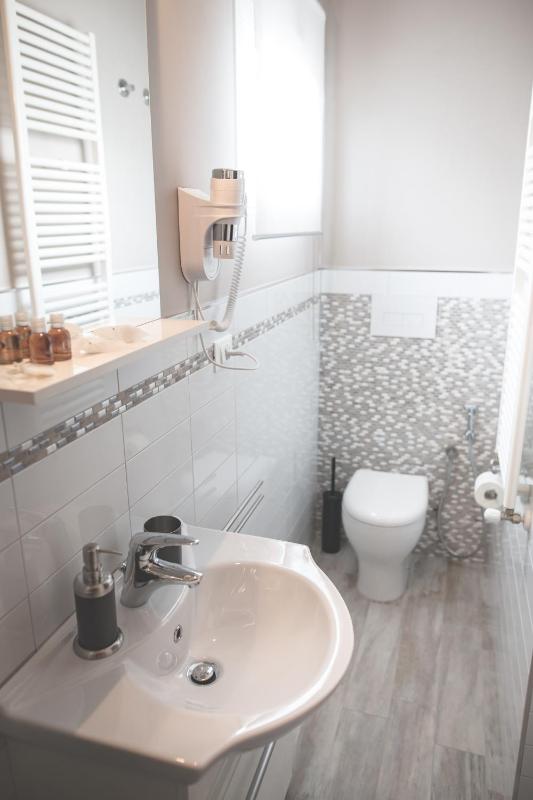 Deluxe Room with Balcony image 3