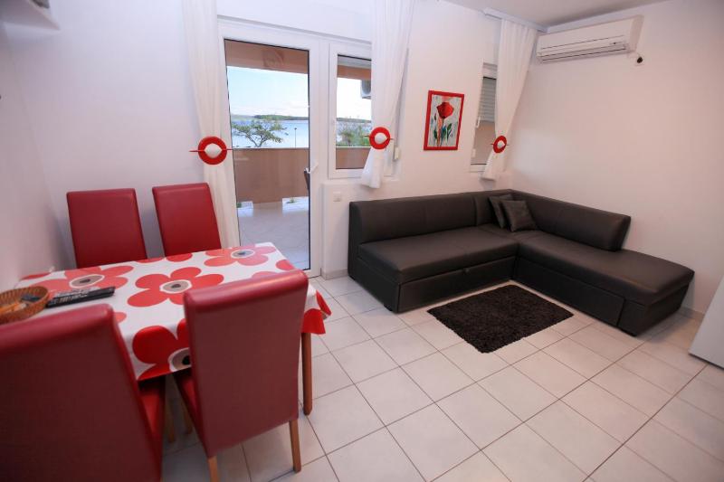 One-Bedroom Apartment image 3