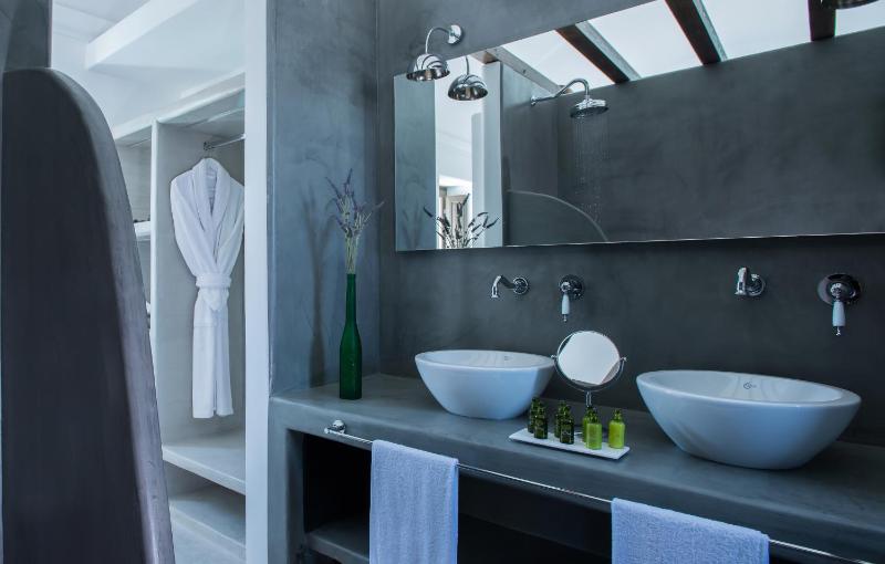 Deluxe Suite with Private Pool and Sea View image 2