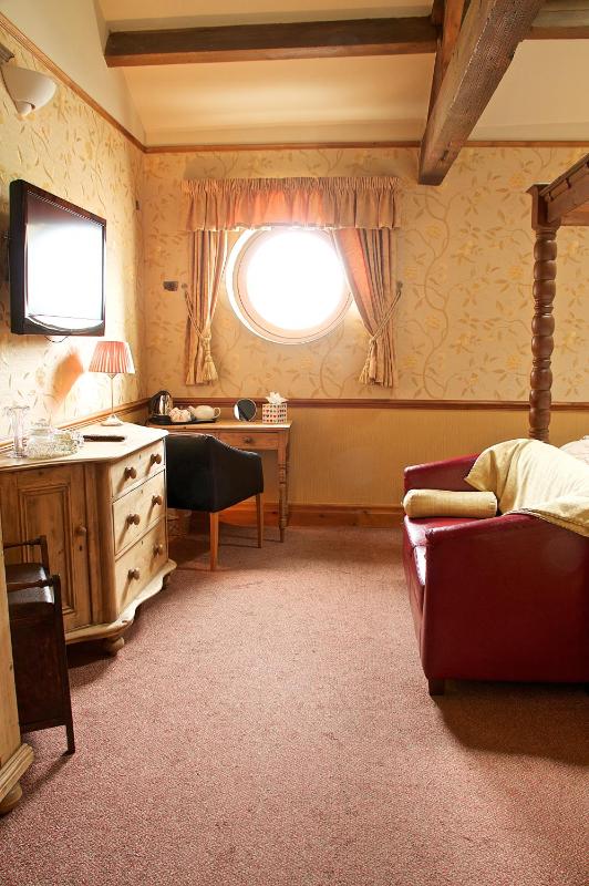 Superior King Room image 3