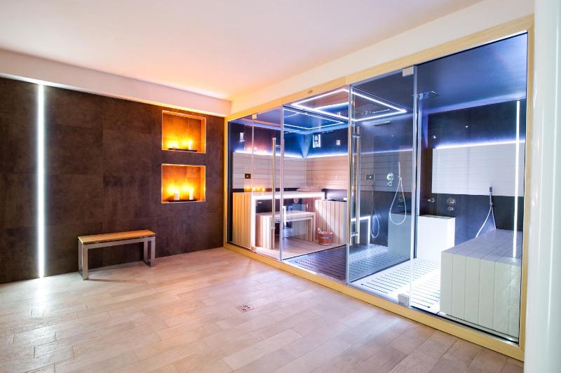 Deluxe Double Room with Spa Access image 3