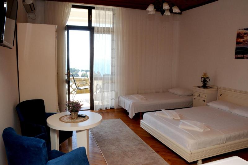 Triple Room with Private Bathroom image 3