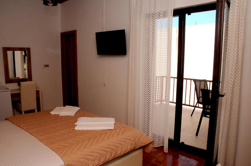 Triple Room with Bathroom image 3
