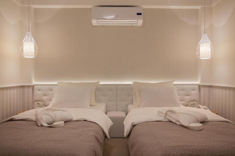 Standard Twin Room image 3