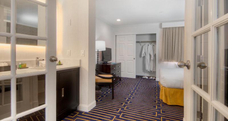 Queen Suite with Sofa Bed - Non-Smoking image 3