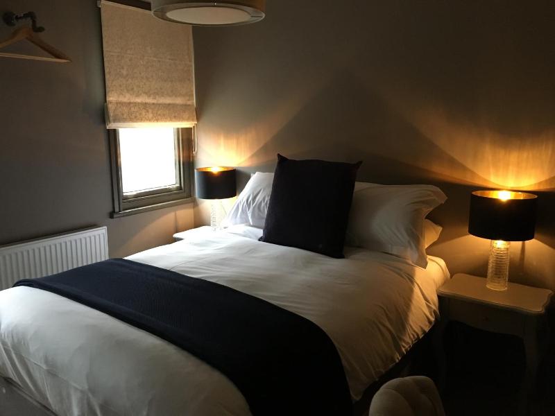 Basic Double Room image 3