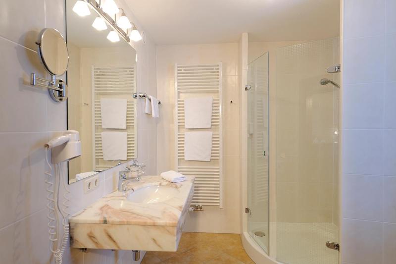 Deluxe Double Room with Balcony image 2