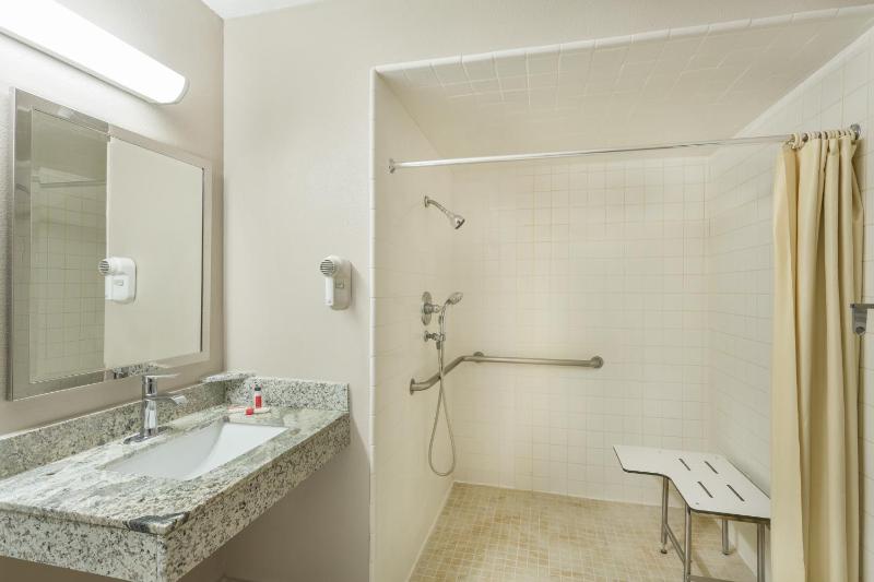 Queen Room with Mobility/Hearing Access - Non-Smoking image 2