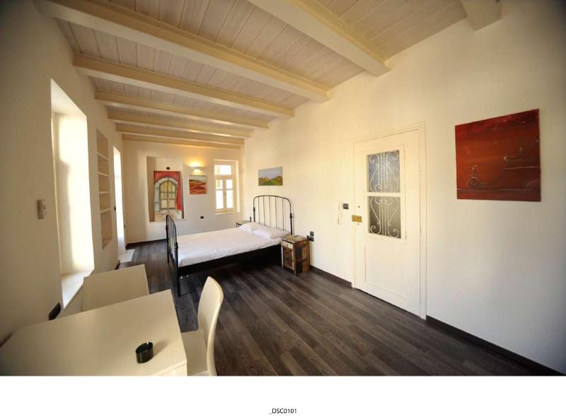 Studio with Balcony image 2