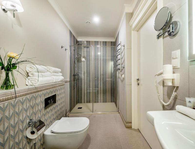 Double or Twin Room image 3
