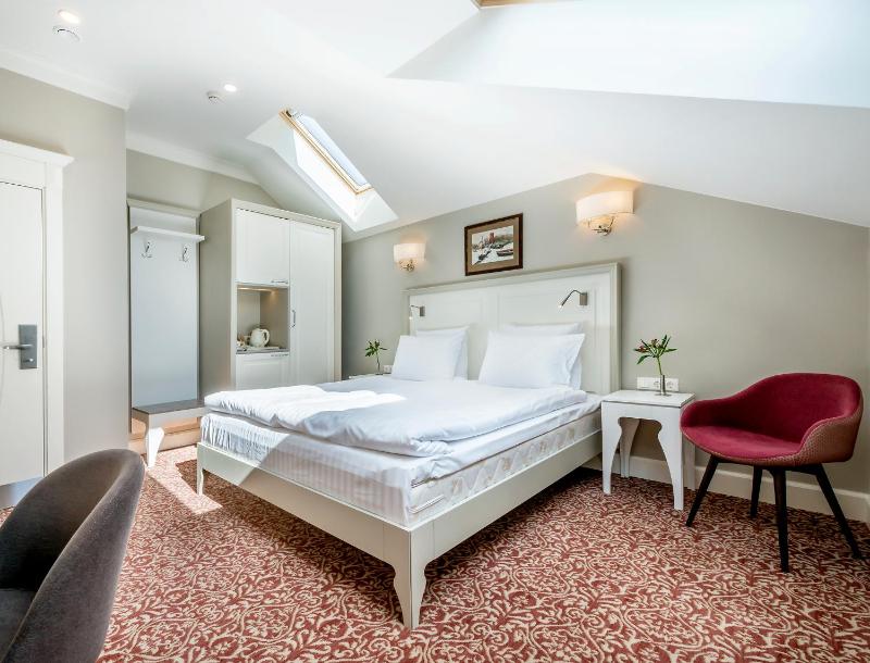 Double or Twin Room image 4