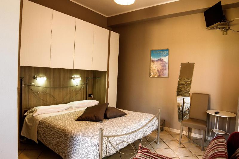 Economy Double Room image 3