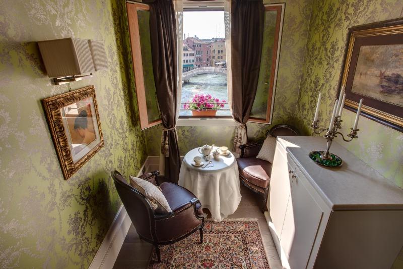 Superior Double Room with Canal View image 4