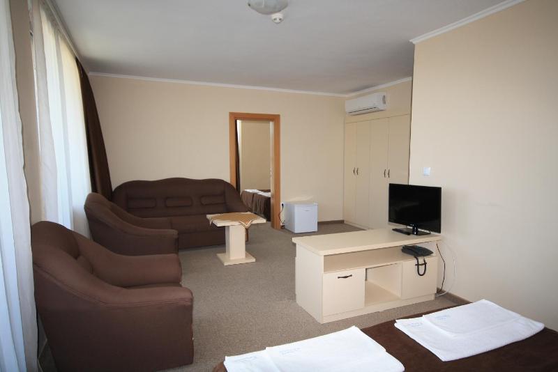 One-Bedroom Suite with Balcony (4 Adults) image 2