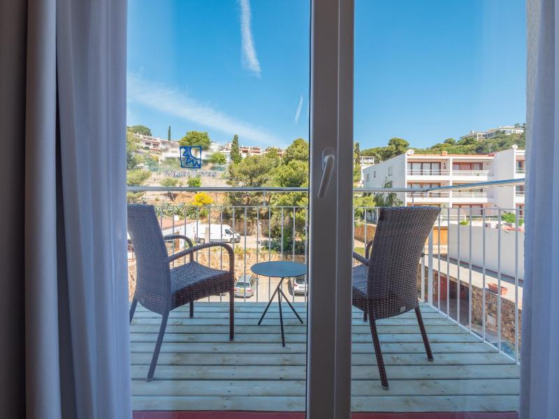 Premium Double Room with Balcony image 4