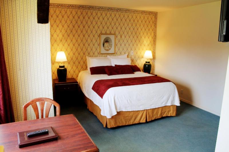 Queen Suite with Spa Bath image 3