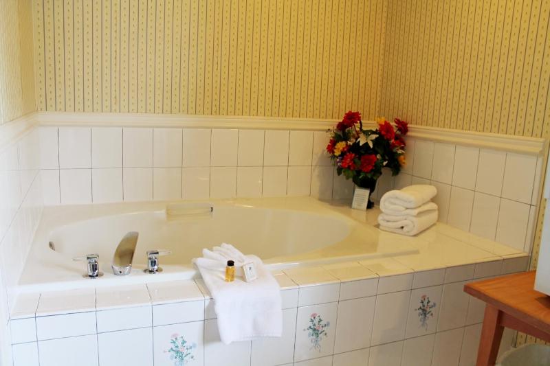 Queen Suite with Spa Bath image 2