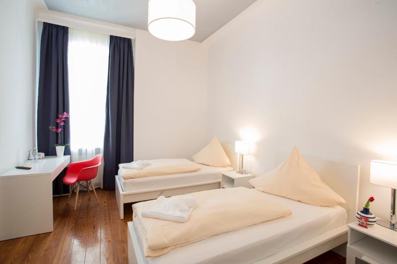 Twin Room image 4