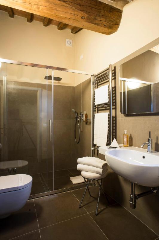 Deluxe Room image 3