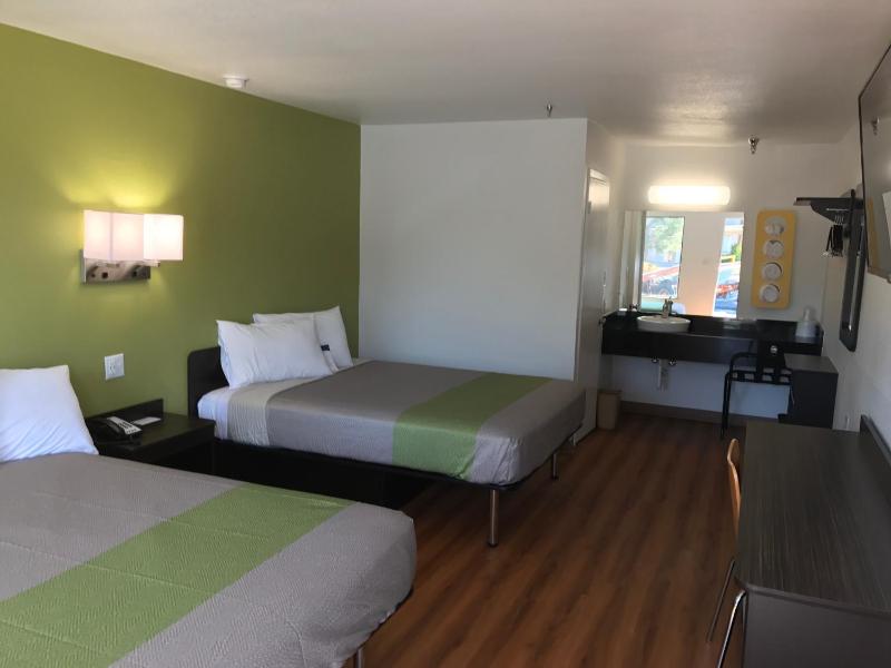 Queen Room with Two Queen Beds - Non-Smoking image 3