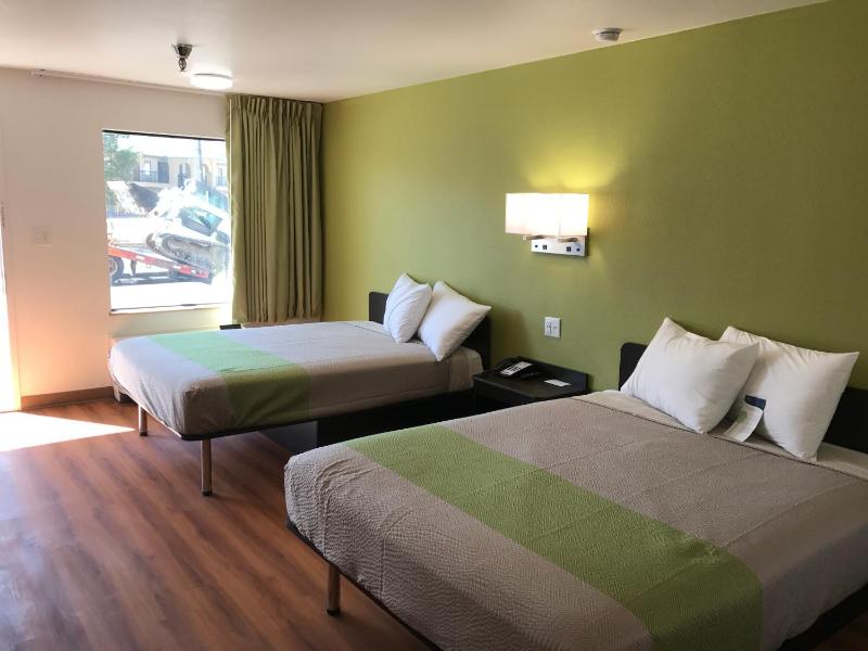 Queen Room with Two Queen Beds - Non-Smoking image 2