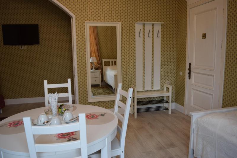 Twin Room with Extra Bed image 3