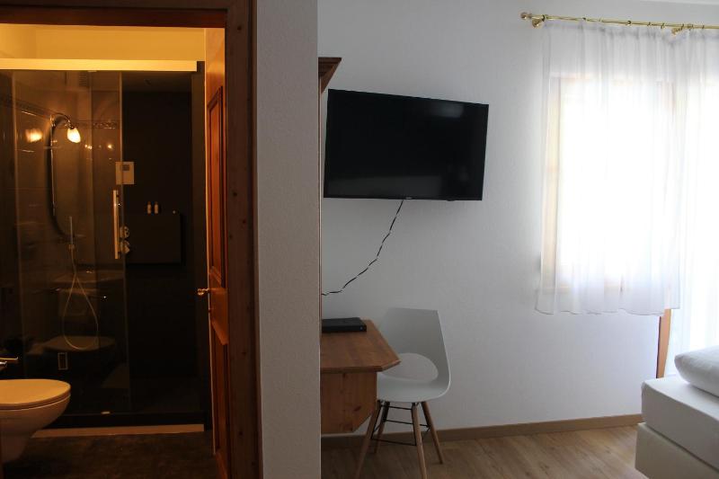 Double Room with Pool View image 4
