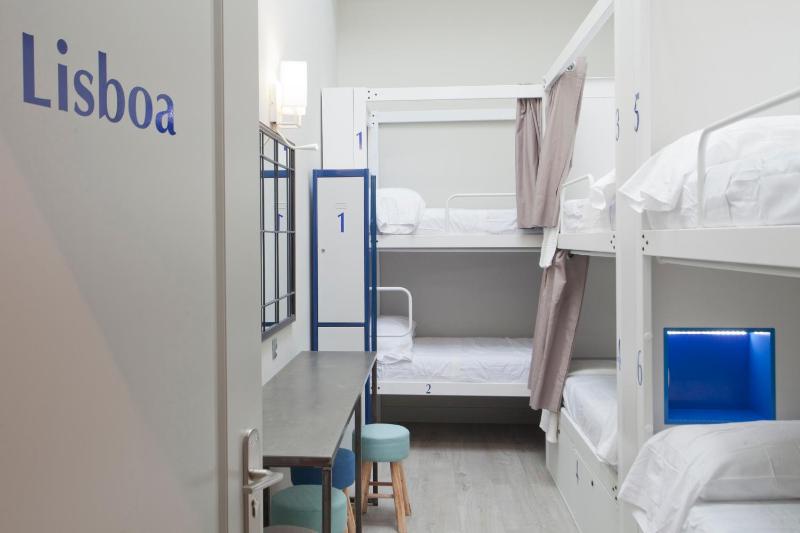 Bed in 6-Bed Mixed Dormitory Room image 4