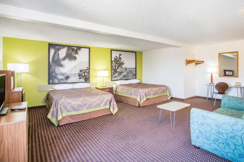 Queen Suite - Non-Smoking image 3