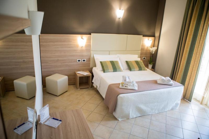 Comfort Quadruple Room with Balcony image 4