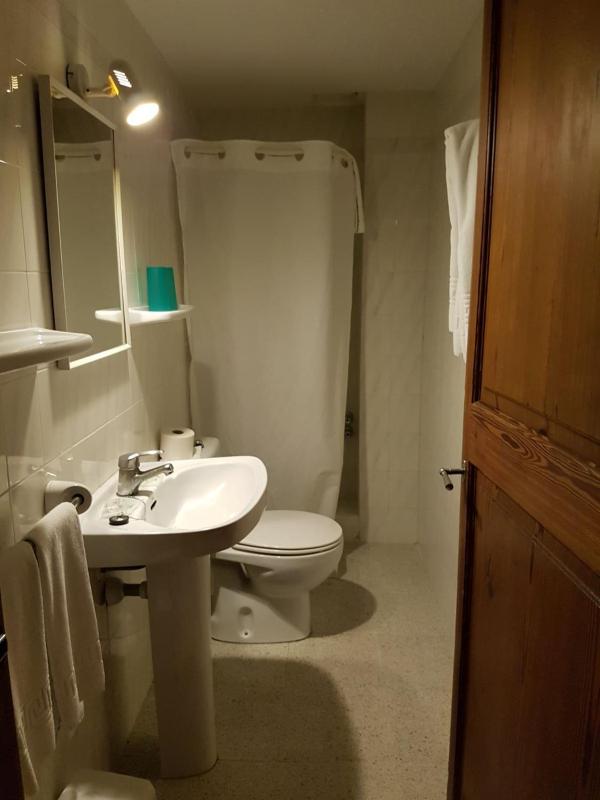 Twin Room with Bathroom image 4