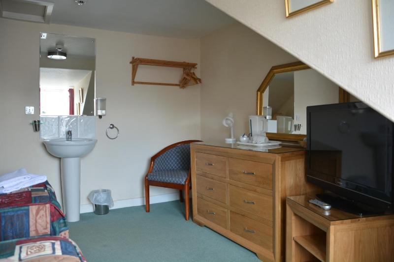 Standard Twin Room with Shared Bathroom image 4