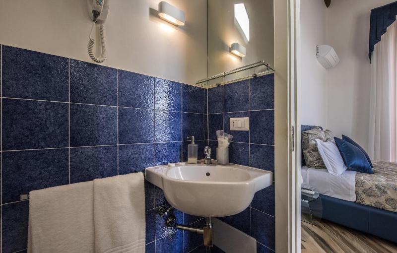 Deluxe Double Room with Sea View image 4