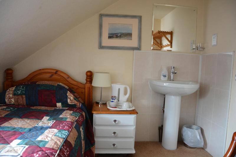 Budget Single Room with Shared Bathroom image 3