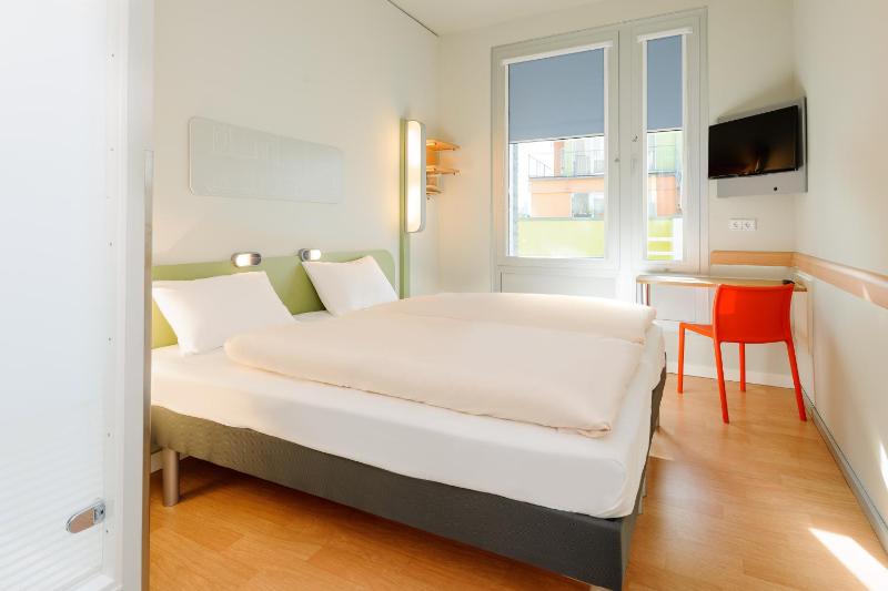 Twin Room image 2
