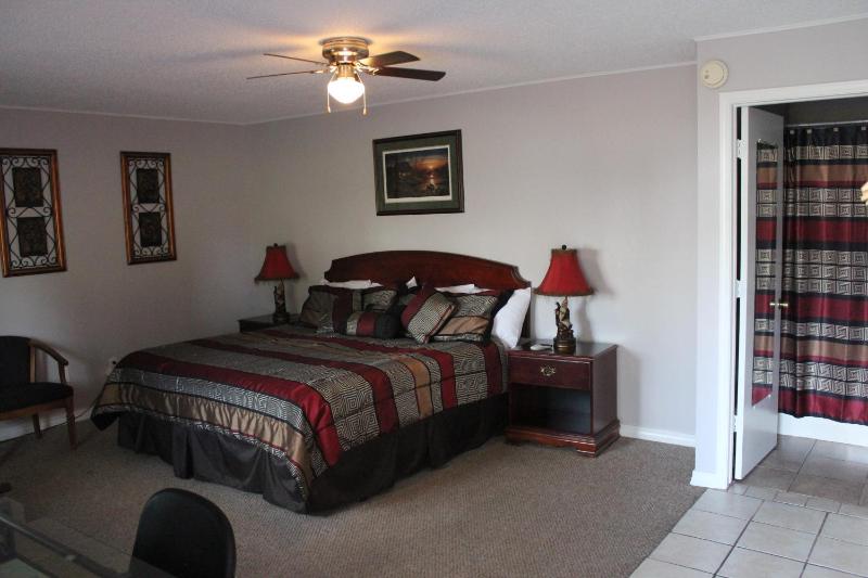 Deluxe King Room image 4