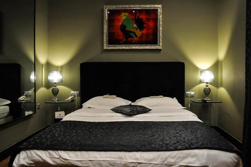 Standard Double Room with Atrium View image 3