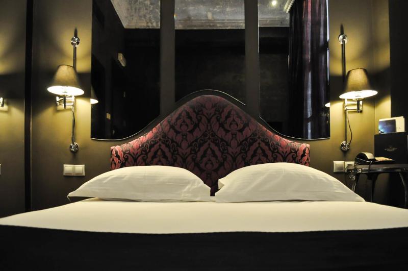 Standard Double Room with Atrium View image 4