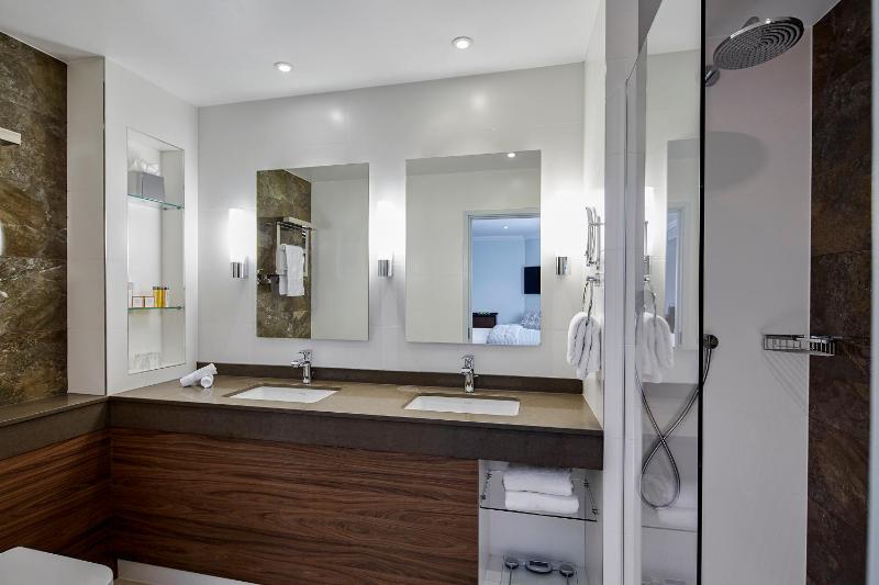 Grand Deluxe Queen Room image 3