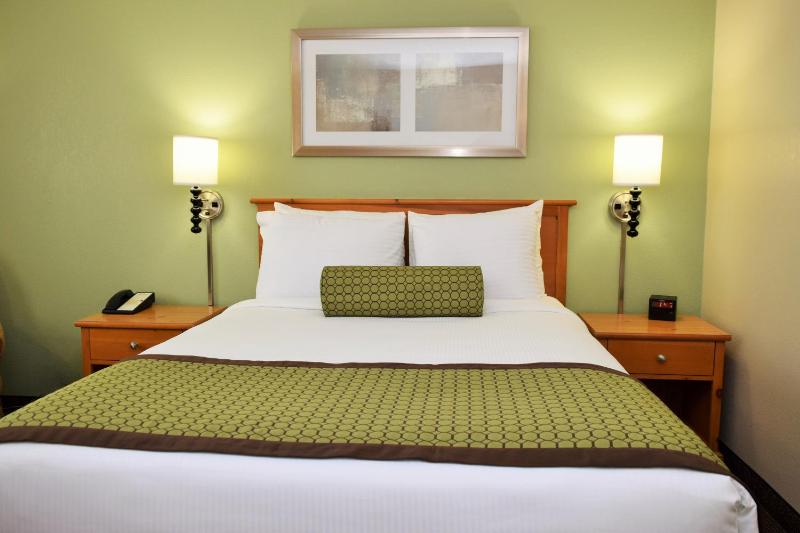 Deluxe Queen Room - Non-Smoking image 4