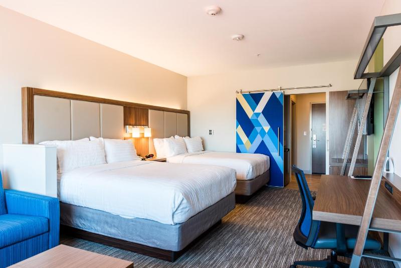 Standard Queen Room with Two Queen Beds and Mobility Accessible Roll-In Shower image 3