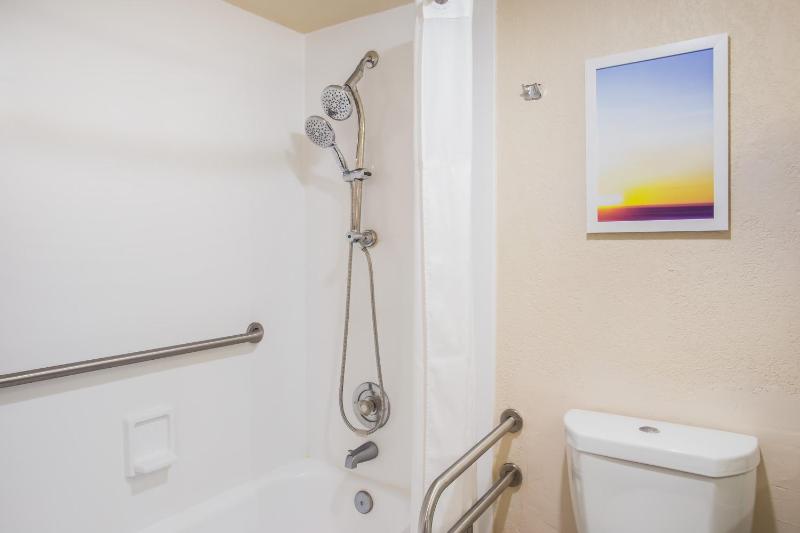 Double Room with Tub - Disability Access / Non Smoking image 2