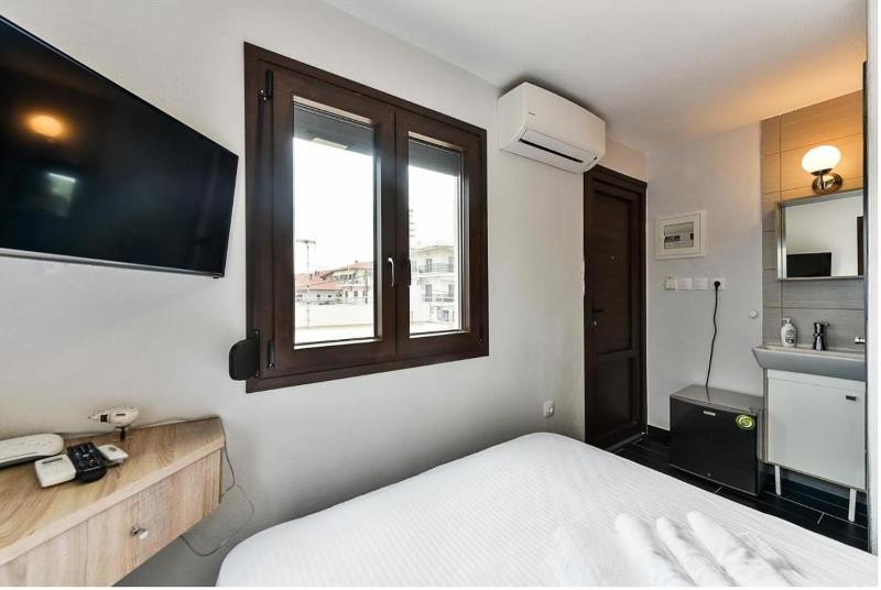 Budget Double Room with Terrace and Sea View image 2