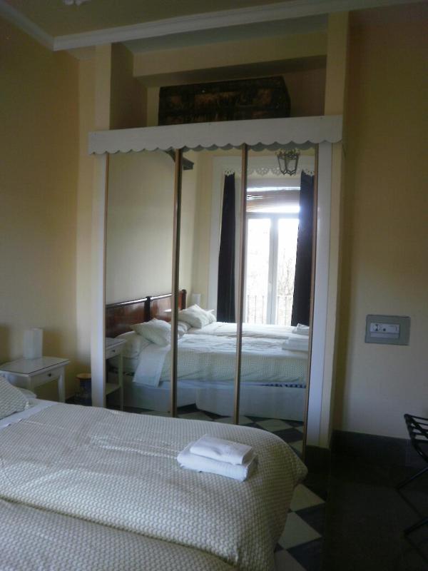 One-Bedroom Apartment image 2