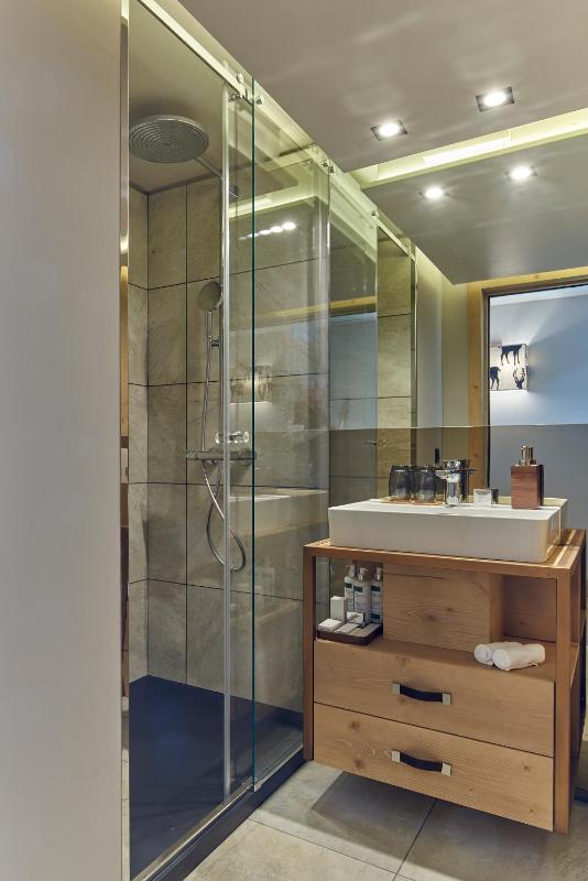 Deluxe Double Room with Balcony image 4